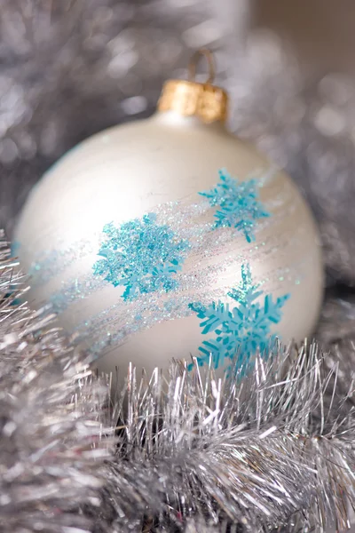 Christmas ornament piłka i jodła srebrna ozdoba — Zdjęcie stockowe