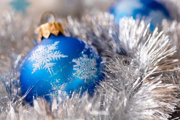 Bolas de ornamento de Natal azul, prata e decoração de abeto de prata — Fotografia de Stock