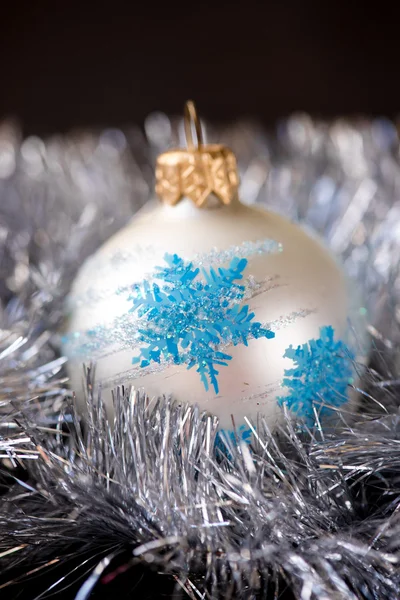 Weihnachtskugeln auf dem hölzernen Hintergrund — Stockfoto