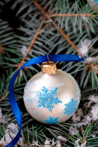 Bolas de adorno de Navidad sobre el fondo de madera — Foto de Stock
