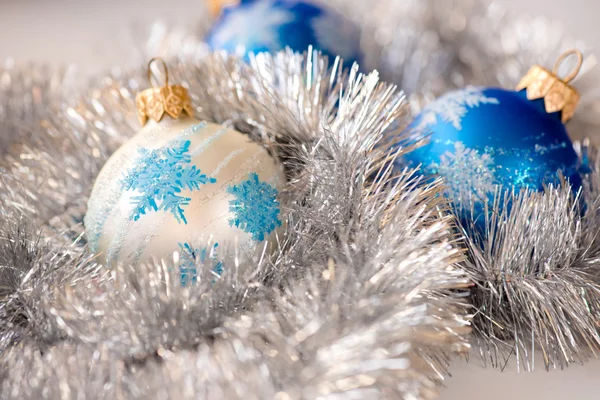 Boules d'ornement de Noël bleu, argent et décoration en sapin argenté — Photo