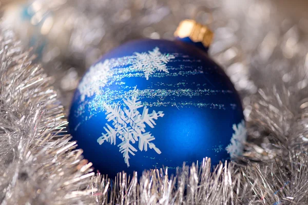 Blaue Christbaumkugel und Dekoration aus Weißtannen — Stockfoto