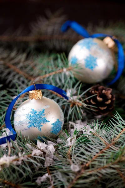 Weihnachtskugeln auf dem hölzernen Hintergrund — Stockfoto
