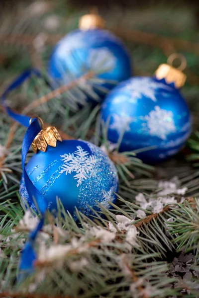 Boules d'ornement de Noël sur le fond en bois — Photo