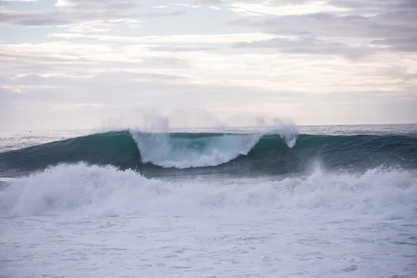 Vague s'écrasant sur une côte à Nazare — Photo