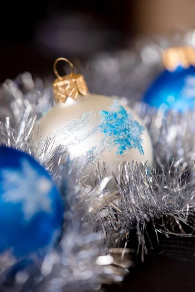 Bolas de ornamento de Natal no fundo de madeira — Fotografia de Stock