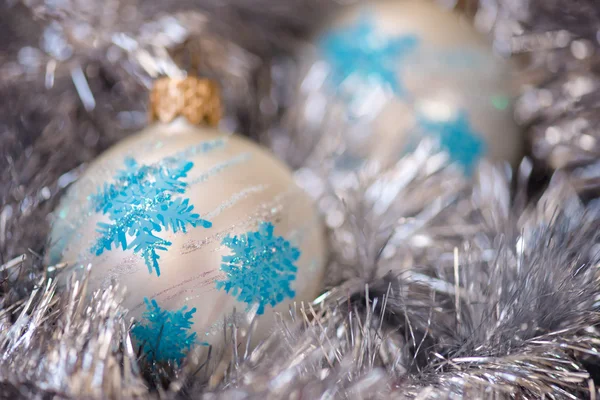 Christmas ornament bollen och silver fir dekoration — Stockfoto