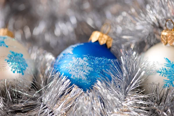 Bolas de ornamento de Natal no fundo de madeira — Fotografia de Stock