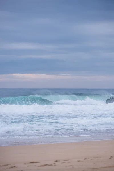 Vague s'écrasant sur une côte à Nazare — Photo