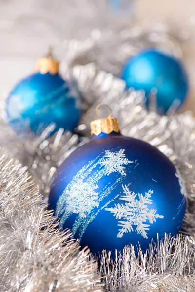 Bola azul de adorno de Navidad y decoración de abeto plateado — Foto de Stock