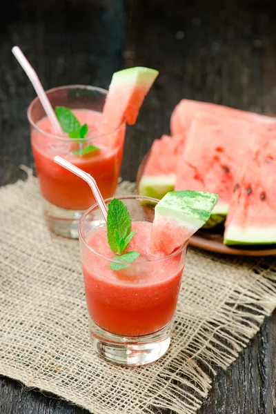 Bebida de sandía en vasos con rodajas de sandía — Foto de Stock