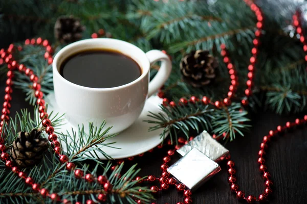 一杯のコーヒーとチョコレート休日クリスマスのある静物 — ストック写真