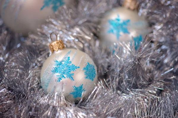 Bola de ornamento de Natal e decoração de abeto de prata — Fotografia de Stock