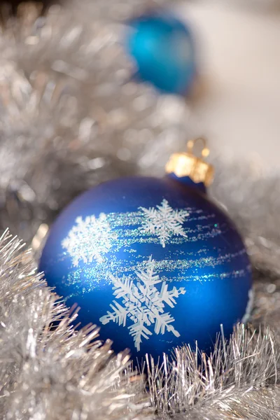 Bola azul de adorno de Navidad y decoración de abeto plateado — Foto de Stock