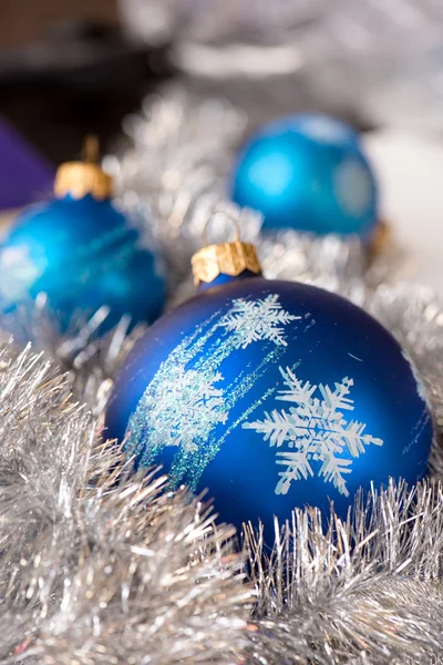 Blaue Christbaumkugel und Dekoration aus Weißtannen — Stockfoto