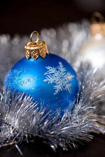 Bolas de adorno de Navidad sobre el fondo de madera — Foto de Stock
