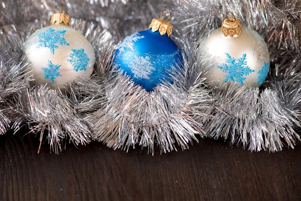 Bolas de ornamento de Natal no fundo de madeira — Fotografia de Stock