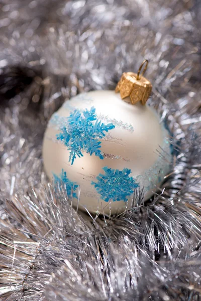Prydnad julgranskulor på trä bakgrund — Stockfoto