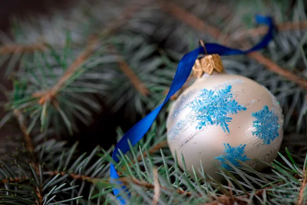 Weihnachtskugeln auf dem hölzernen Hintergrund — Stockfoto