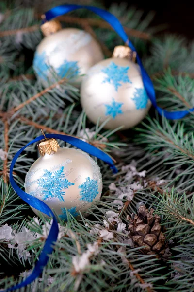 Weihnachtskugeln auf dem hölzernen Hintergrund — Stockfoto