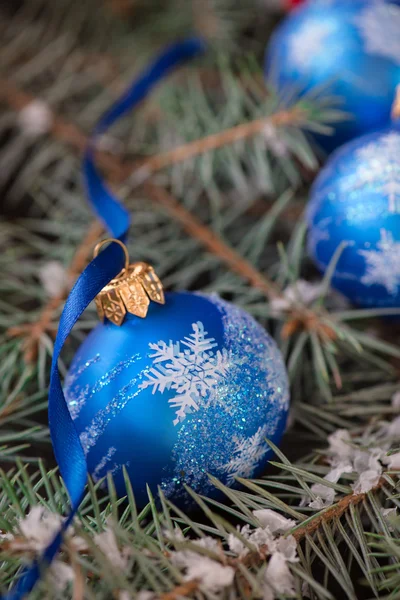 Weihnachtskugeln auf dem hölzernen Hintergrund — Stockfoto