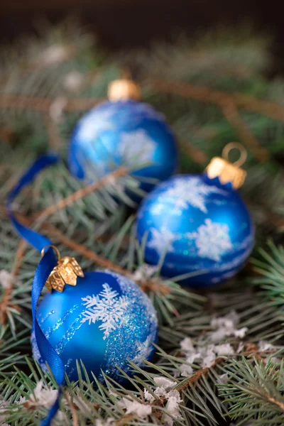 Prydnad julgranskulor på trä bakgrund — Stockfoto