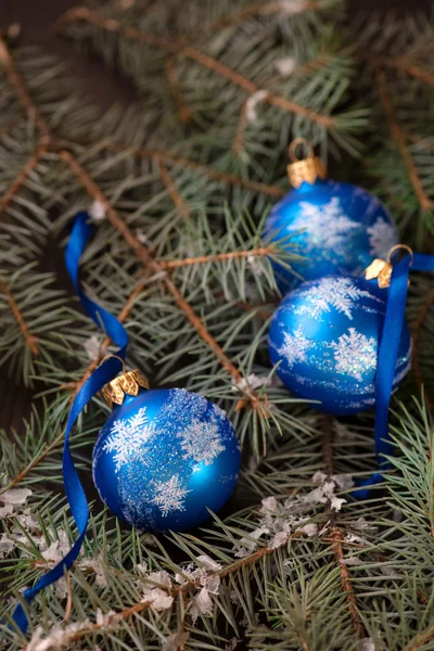 Bolas de ornamento de Natal no fundo de madeira — Fotografia de Stock