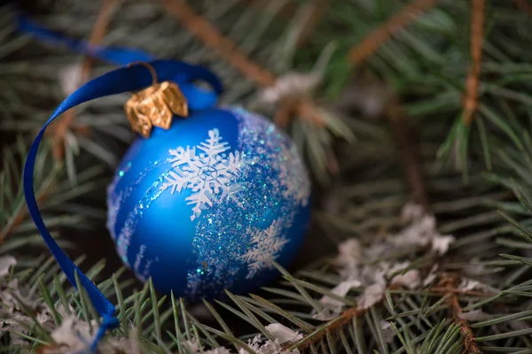 Bolas de adorno de Navidad sobre el fondo de madera — Foto de Stock