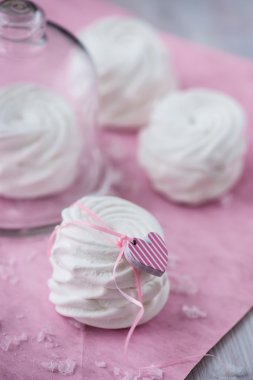 Sevgililer günü için beyaz elma marshmallows (zephyr)