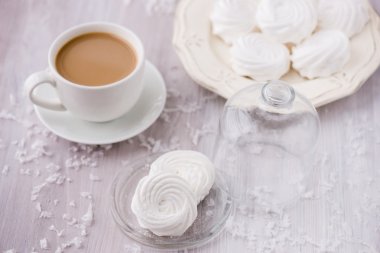 Beyaz elma marshmallow, zephyr ile birlikte kahve