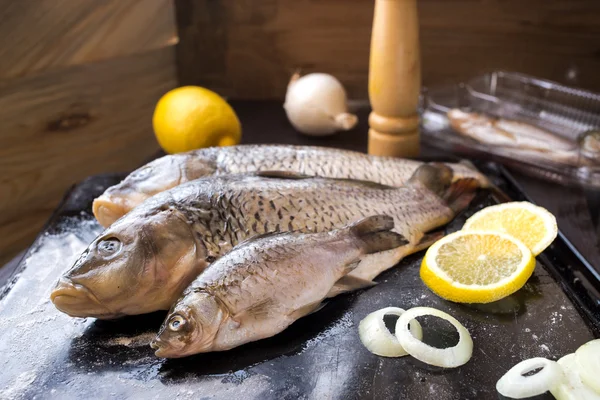 Fresh carp fish with spices and lemon — Stock Photo, Image