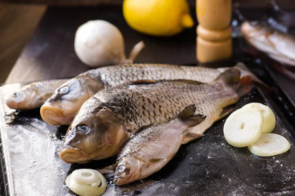 Fresh carp fish with spices and lemon — Stock Photo, Image