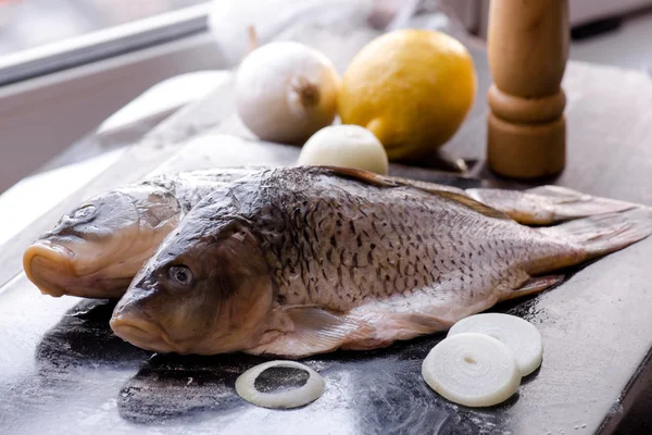 Peixe carpa fresca com especiarias e limão — Fotografia de Stock