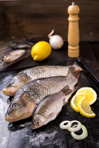 Ψάρια φρέσκα κυπρίνου με μπαχαρικά και λεμόνι — Φωτογραφία Αρχείου