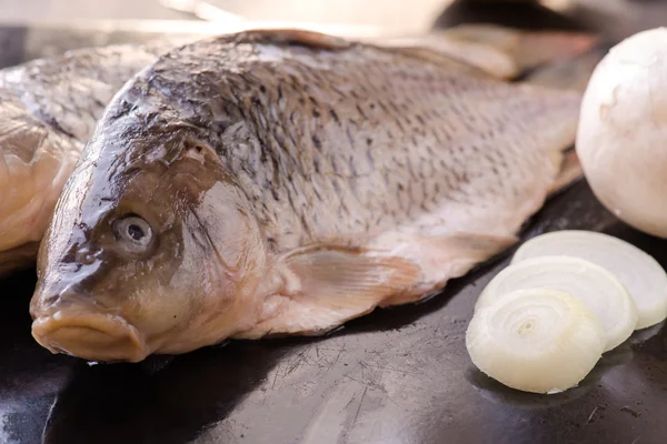 Peixe carpa fresca com especiarias e limão — Fotografia de Stock