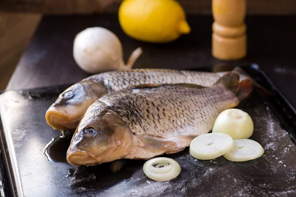 Peixe carpa fresca com especiarias e limão — Fotografia de Stock