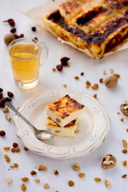 Kuru üzüm ile iştah açıcı süzme peynir güveç