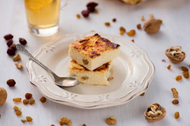 Kuru üzüm ile iştah açıcı süzme peynir güveç