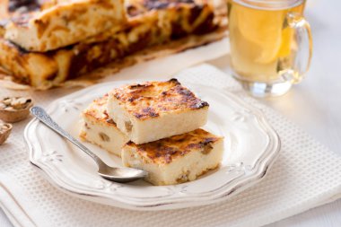 Kuru üzüm ile iştah açıcı süzme peynir güveç