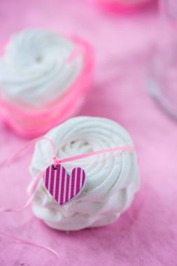 Sevgililer günü için beyaz elma marshmallows (zephyr)