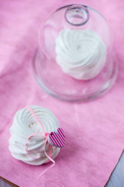 Sevgililer günü için beyaz elma marshmallows (zephyr)