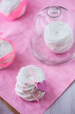 Sevgililer günü için beyaz elma marshmallows (zephyr)