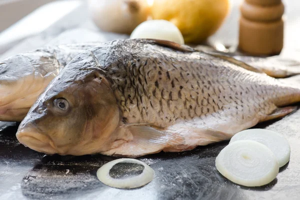 Peixe carpa fresca com especiarias e limão — Fotografia de Stock