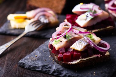 Sandviç ile ringa balığı ve pancar kayrak bir plaka üzerinde