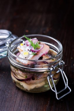 Baharat bir kavanoza Marine ringa balığı