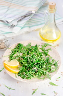 tohumları ile taze Roka Salatası