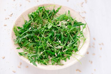 tohumları ile taze Roka Salatası