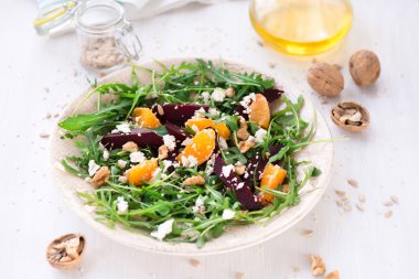 taze salata kırmızı pancar, roka ve portakal ile