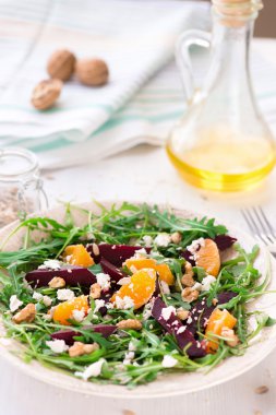 taze salata kırmızı pancar, roka ve portakal ile