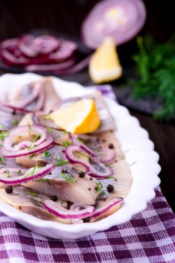 Ringa balığı salatası soğan ve otlar ve limon ile